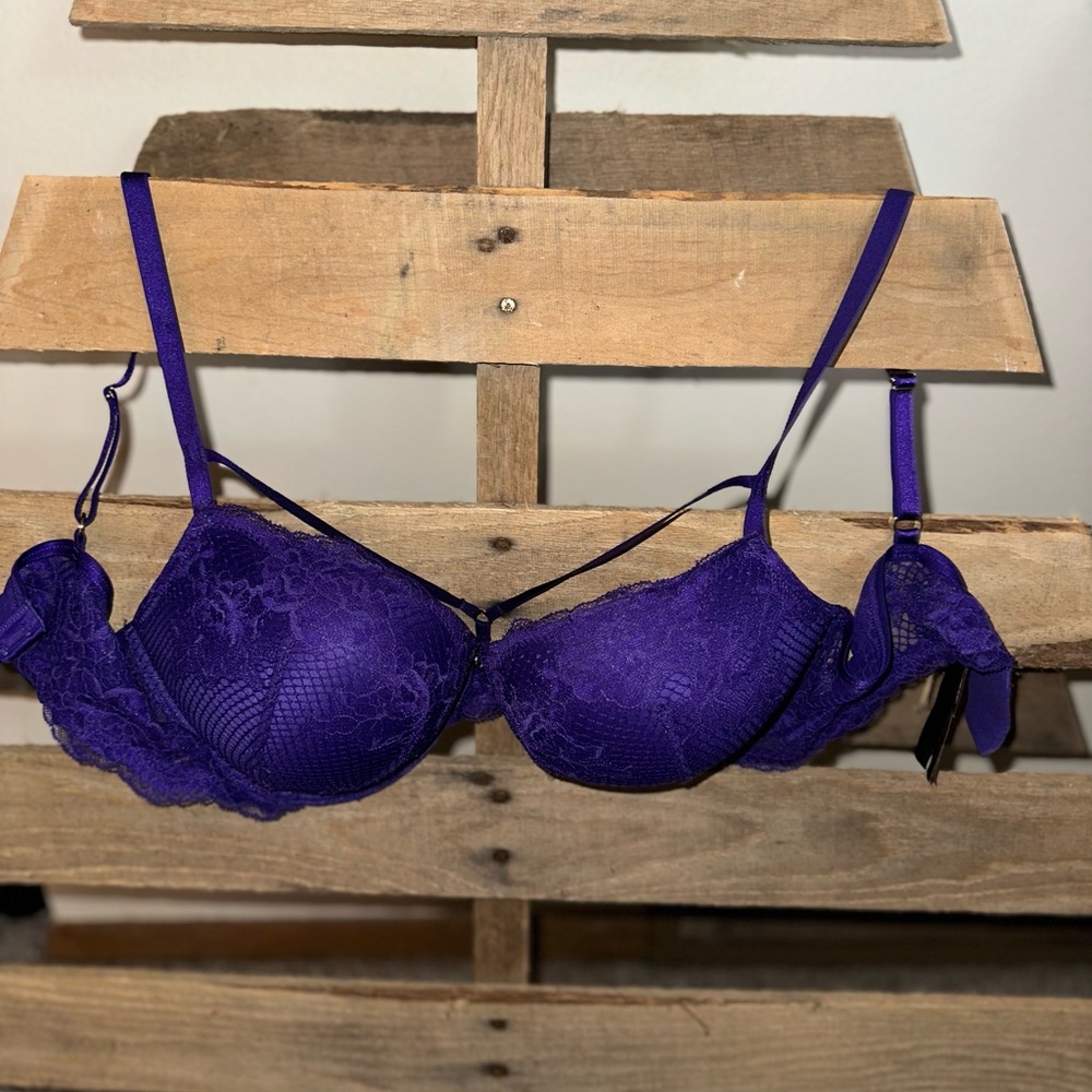 New w/o tags
Victoria Secret beautiful bra with Tstrap between breasts
Size 38C